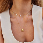 Isabela – Collana rotonda in oro con un delicato pendente.