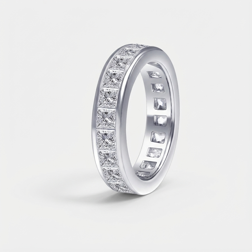 Maren – Anello in argento con diamanti e fascia stretta.