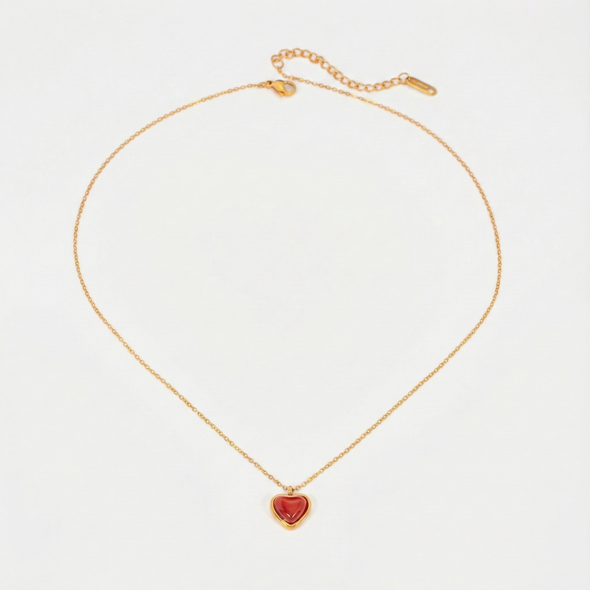 Marlena – Delicata collana con pendente a goccia lucente.