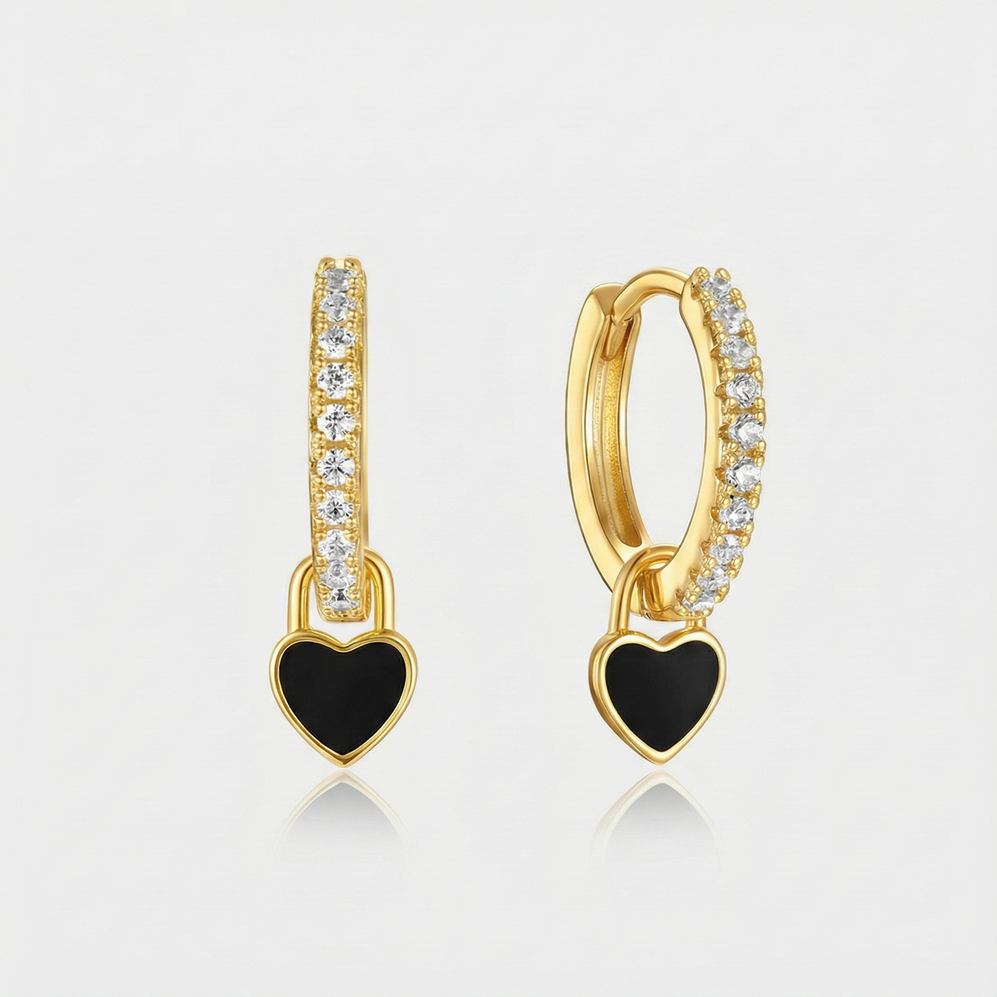 Theresia – Orecchini in oro dalla curva delicata.