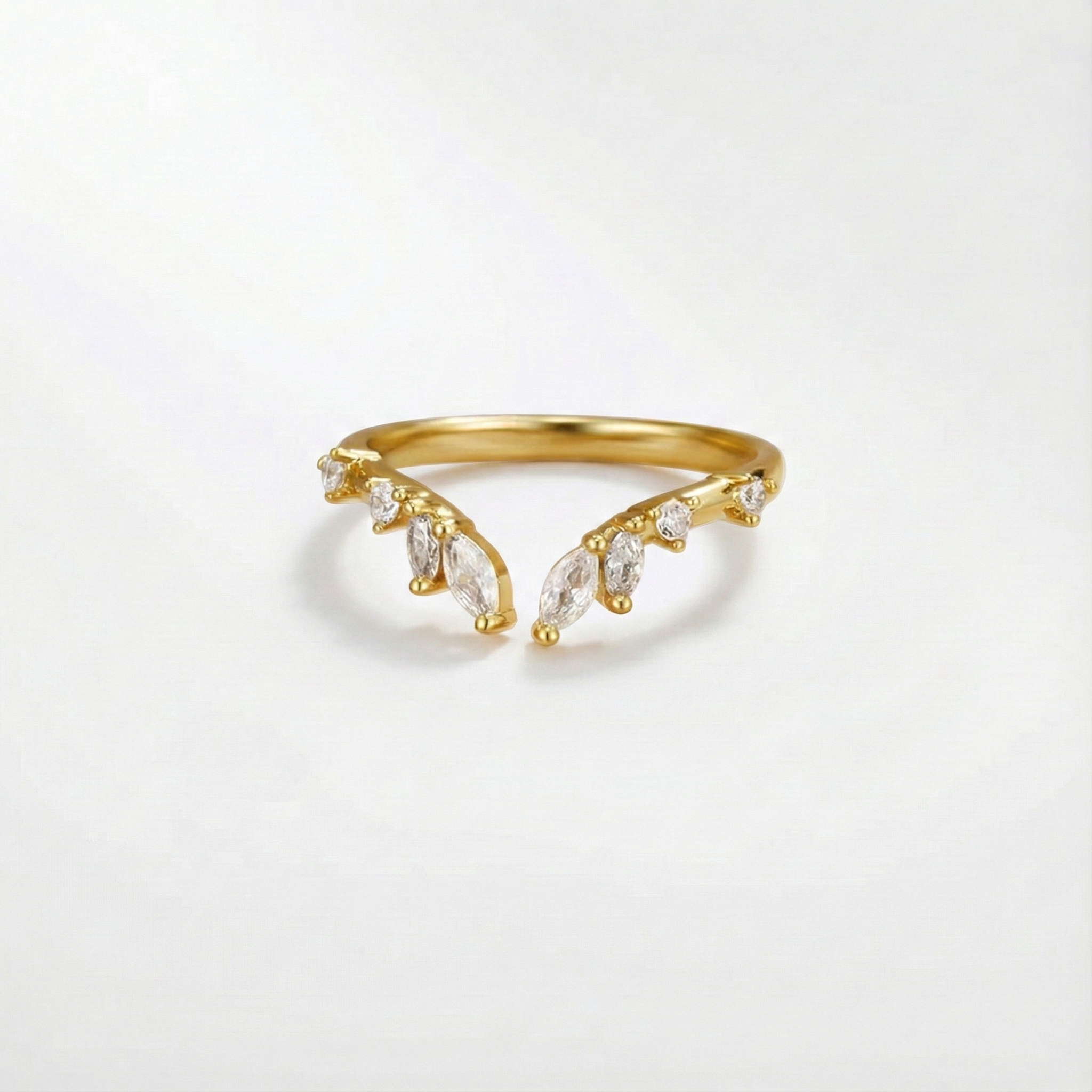 Johana – Anello placcato oro dalla forma aperta e curva.
