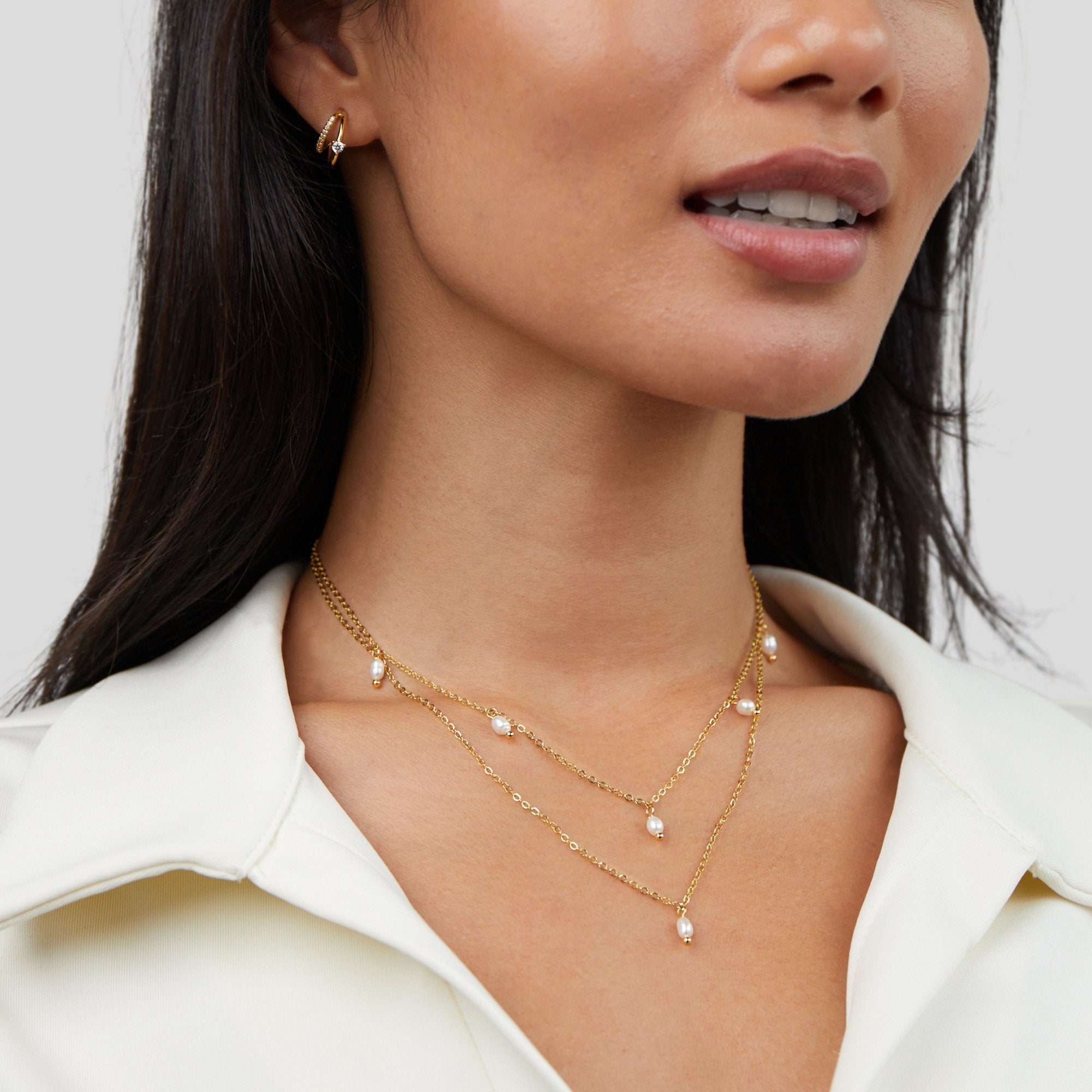 Tanja – Collana dorata stratificata con maglia moderna