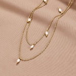 Tanja – Collana a strati in oro con maglia moderna.