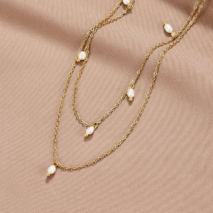 Larisa – Collana doppia con pendente a V