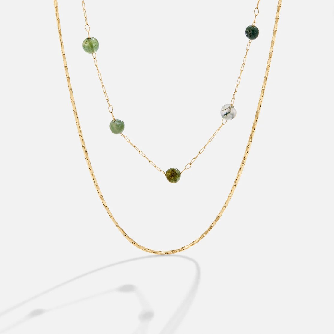 Helga – Collana a doppio strato con piccoli dettagli colorati.