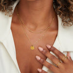 Leona – Collana dorata doppia con pendente rotondo