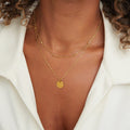 Leona – Collana dorata doppia con pendente rotondo