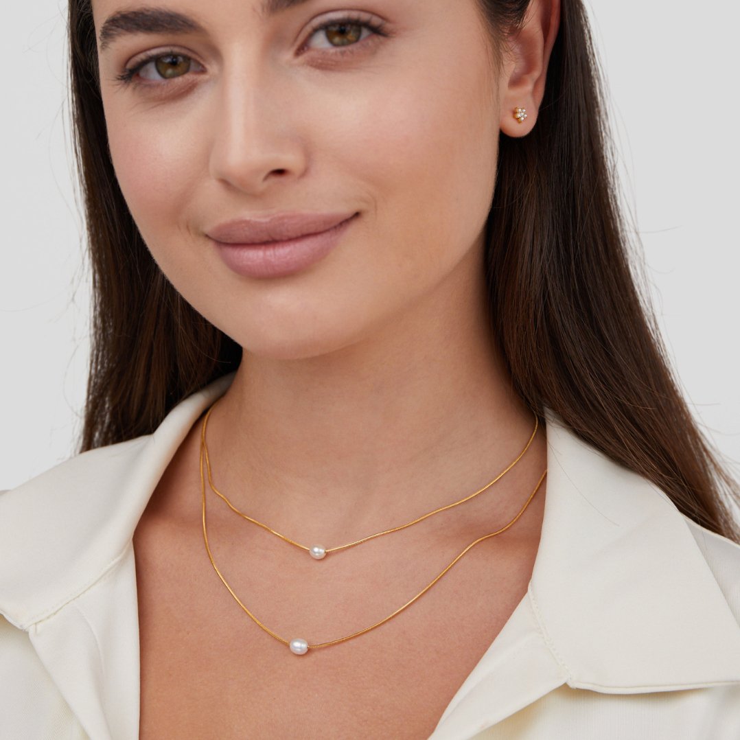 Sabina – Collana dorata a doppio strato con pietra scura