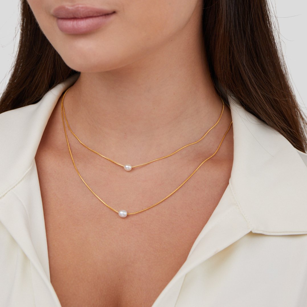 Sabina – Collana dorata a doppio strato con pietra scura