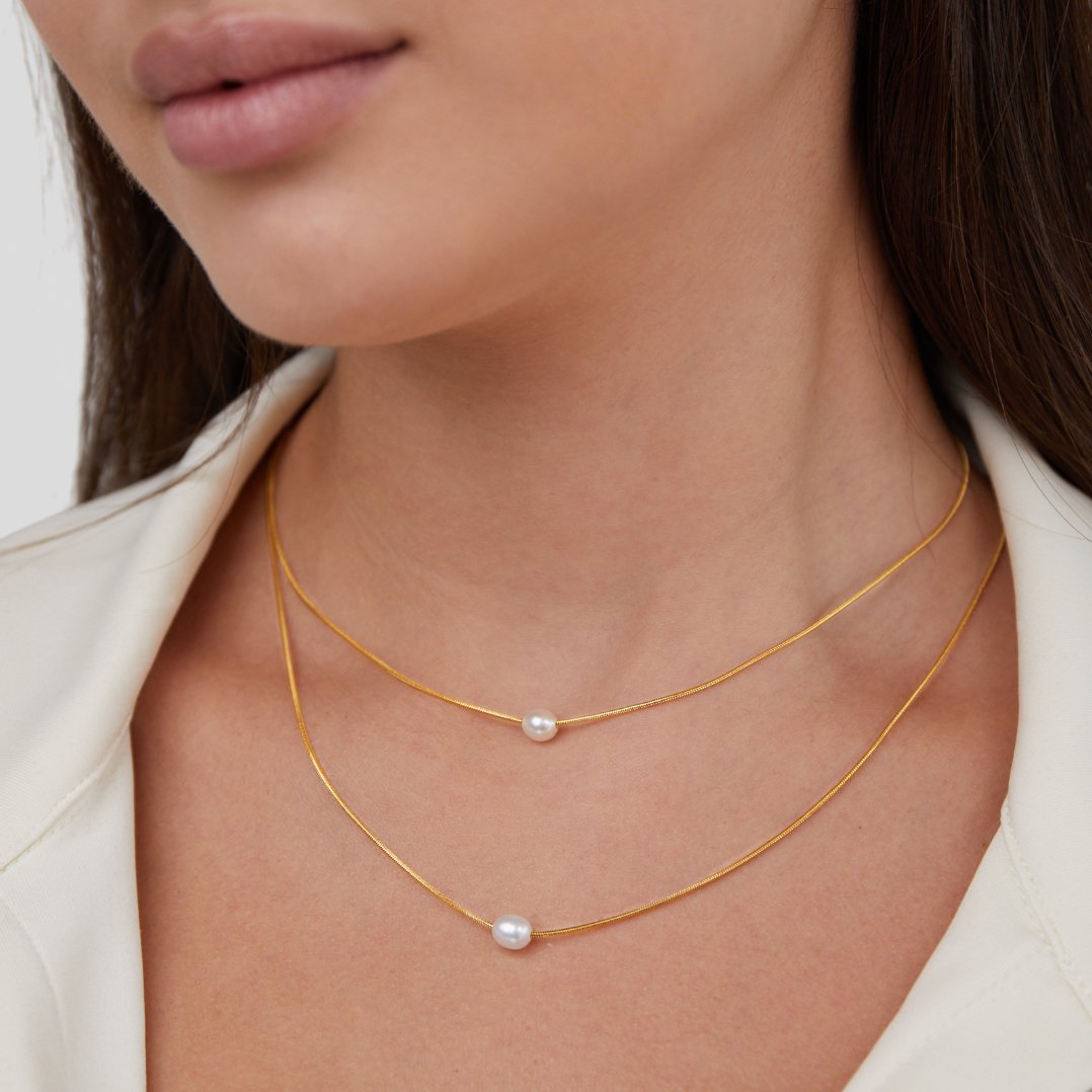 Sabina – Collana dorata a doppio strato con pietra scura