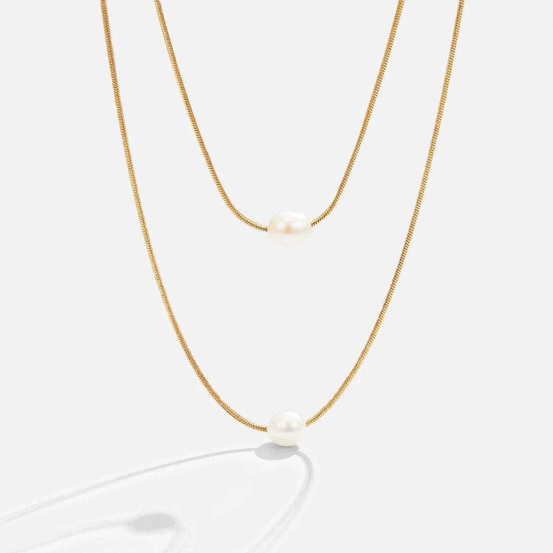 Sabina – Collana dorata a doppio strato con pietra scura