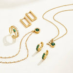 Sabina – Anello placcato oro con accenti verde smeraldo.