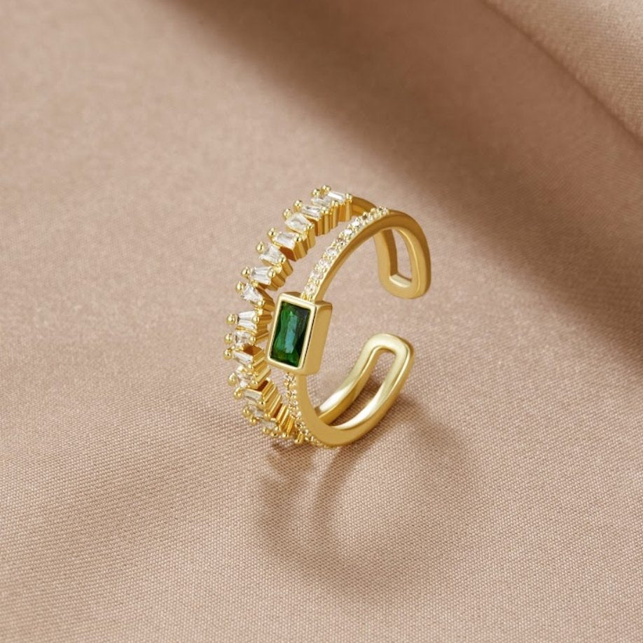 Sabina – Anello placcato oro con accenti verde smeraldo.
