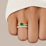 Sabina – Anello placcato oro con accenti verde smeraldo.
