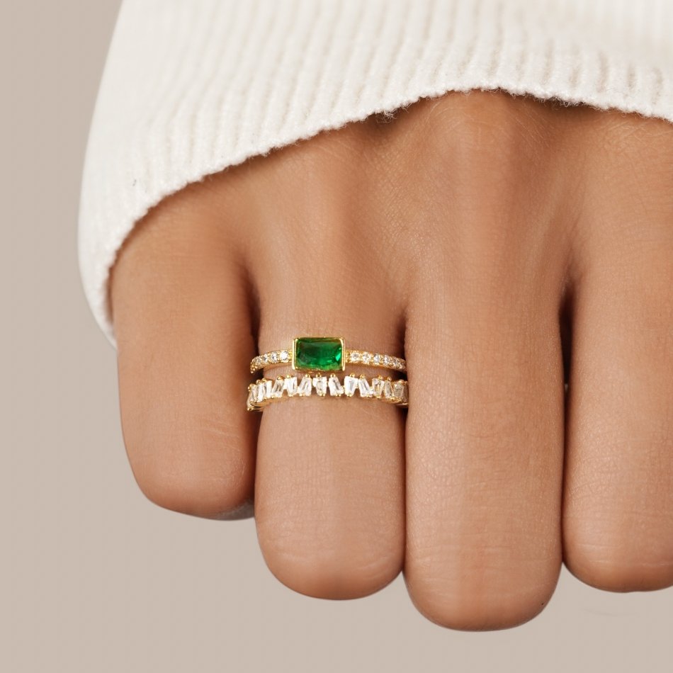 Sabina – Anello placcato oro con accenti verde smeraldo.