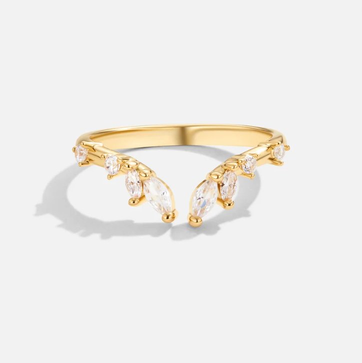 Johana – Anello placcato oro dalla forma aperta e curva.