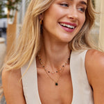 Selina - Collana in oro con pietra scura.
