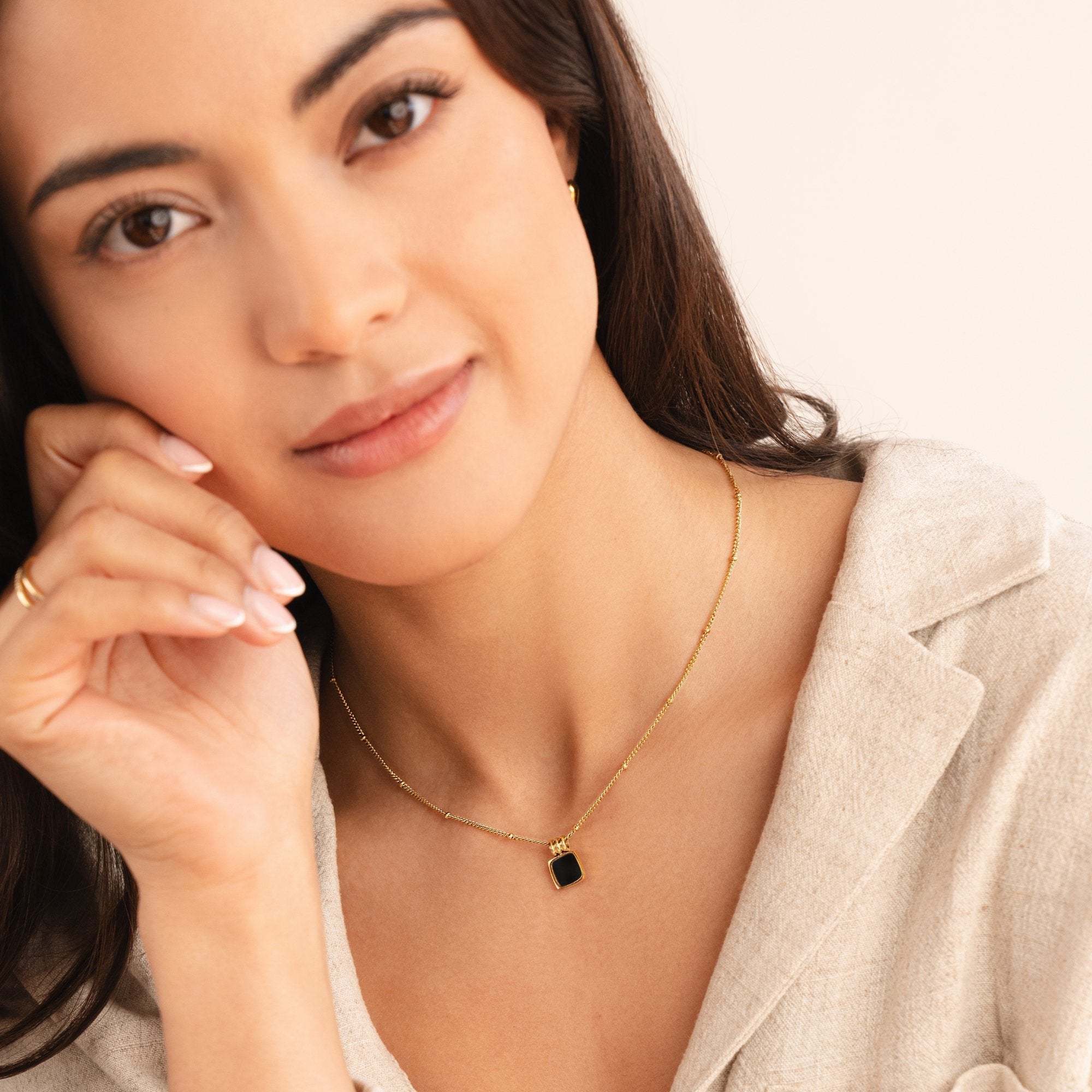Selina – Collana dorata con pietra scura