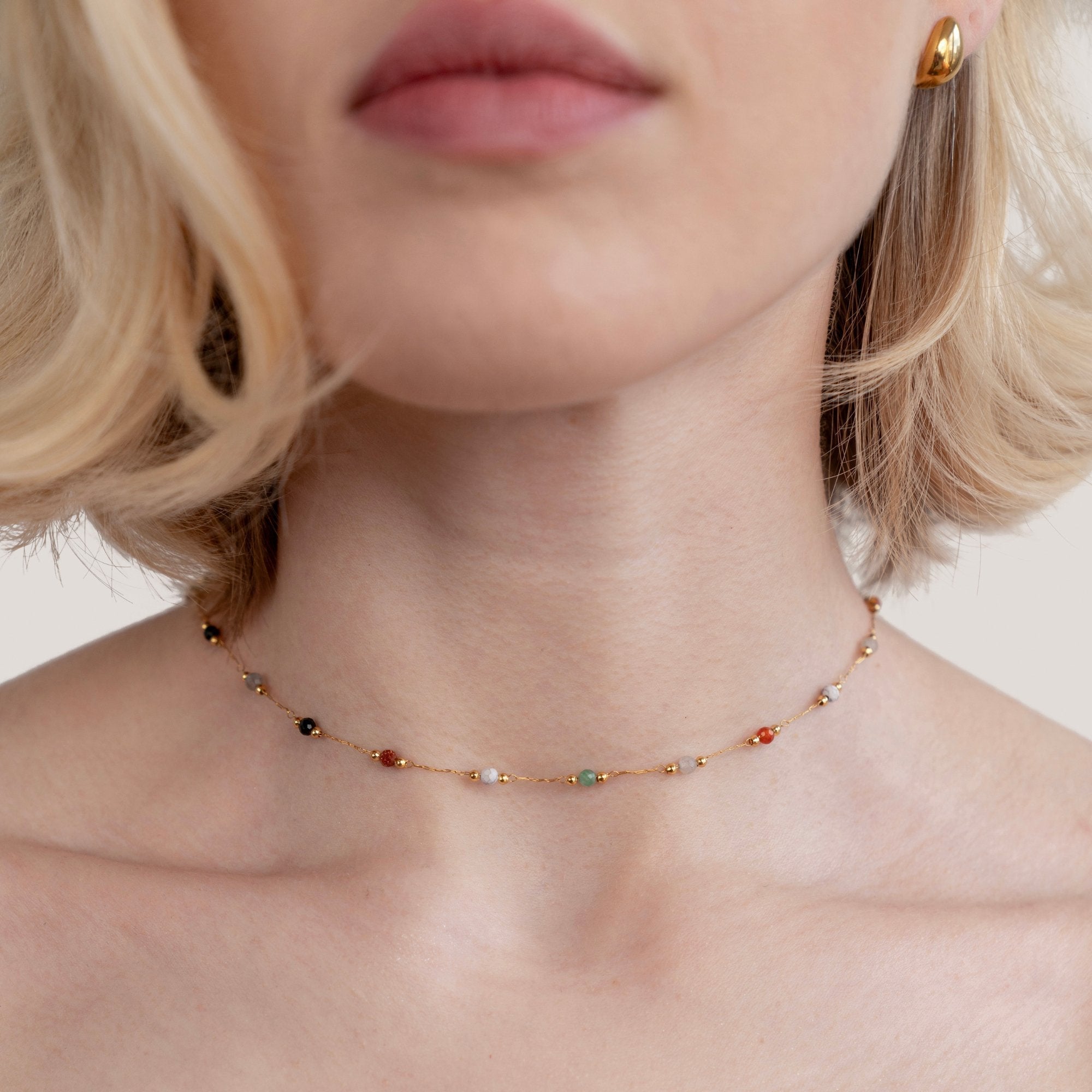 Helmina – Catena in oro colorato con dettagli in smalto.