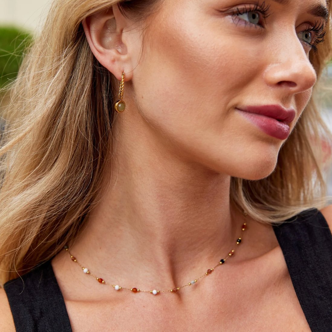 Gertruda – Collana dorata con dettagli colorati
