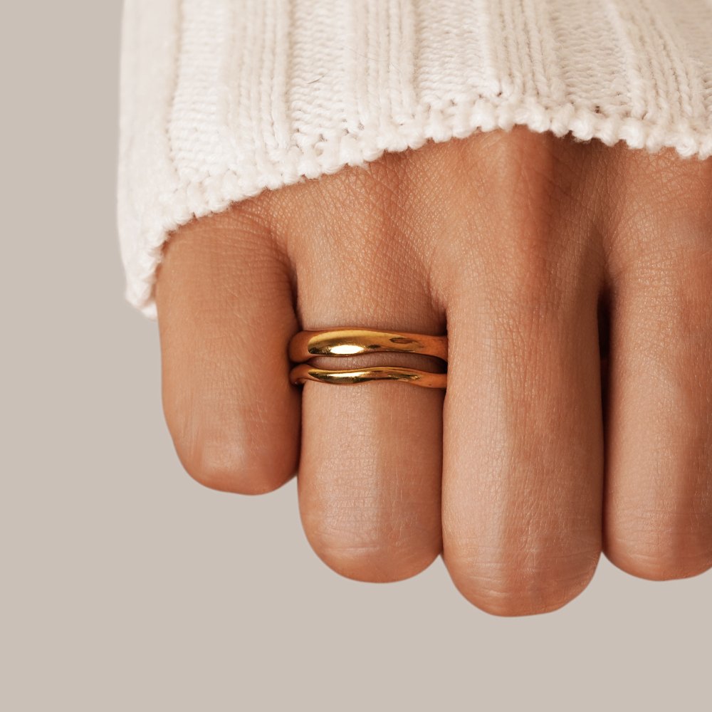 Emilia – Anello di fidanzamento con forma chiara e strutturata