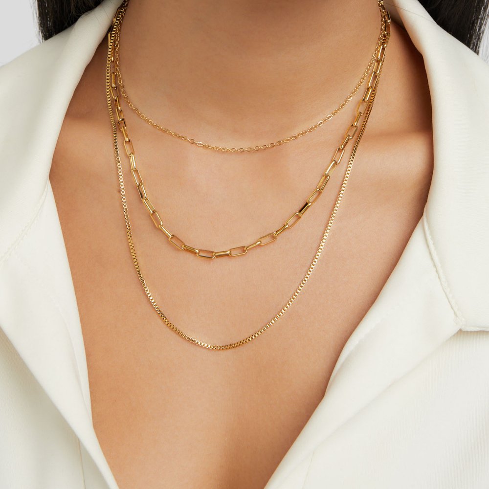 Josefína – Collana in oro a tre strati con maglie delicate.