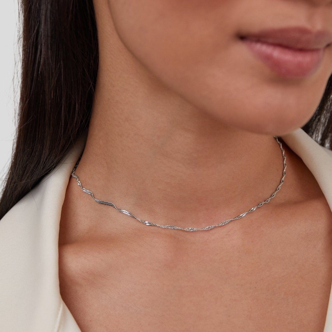 Mariana – Collana dorata con placchetta e perla