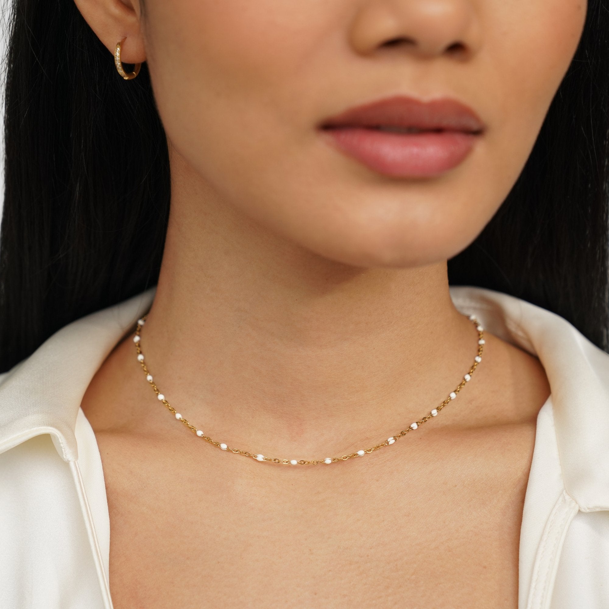 Sabina – Collana girocollo in oro fino con mini-perle.