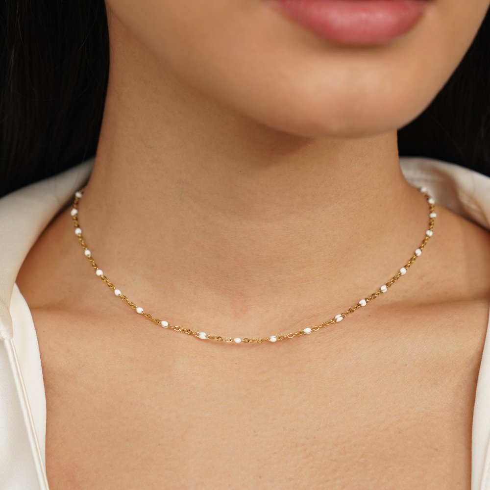 Milena – Collana corta con superficie liscia.