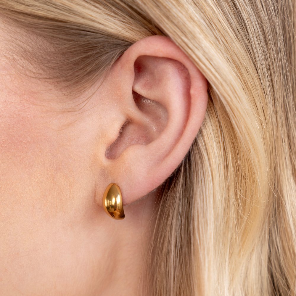 Frieda – Orecchini in oro con curvatura rotonda.
