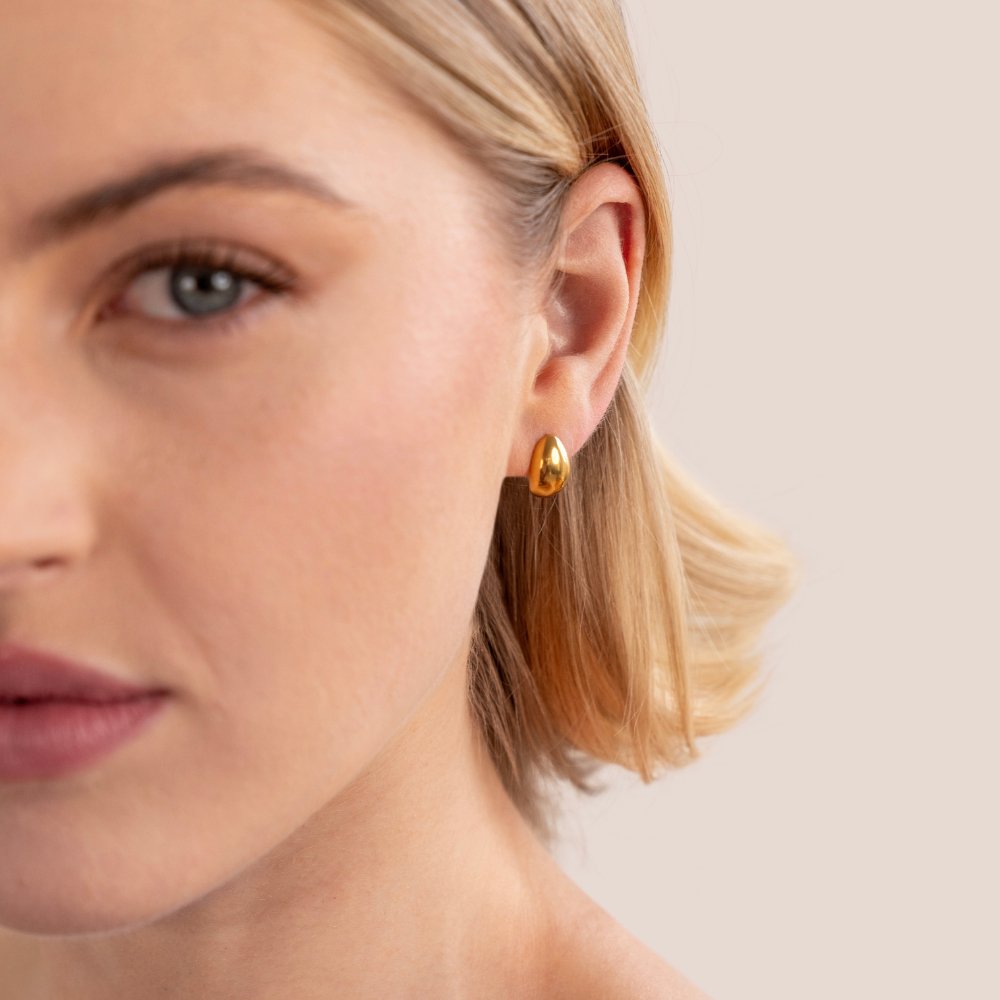 Frieda – Orecchini in oro con curvatura rotonda.