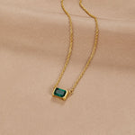 Liliana – Collana dorata con pendente rettangolare