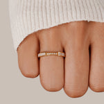 Lara – Un anello d’oro sottile con una lucentezza delicata.