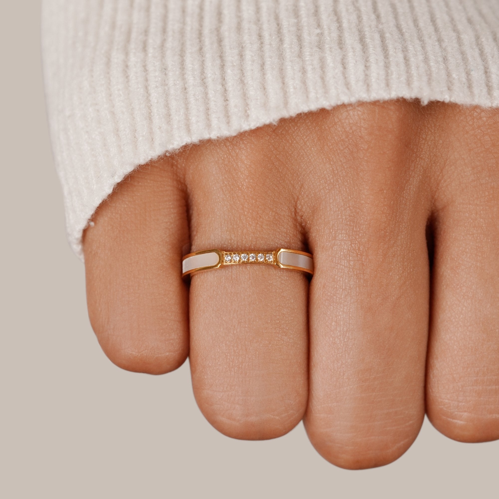 Lara – Un anello d’oro sottile con una lucentezza delicata.