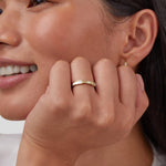 Lara – Un anello d’oro sottile con una lucentezza delicata.