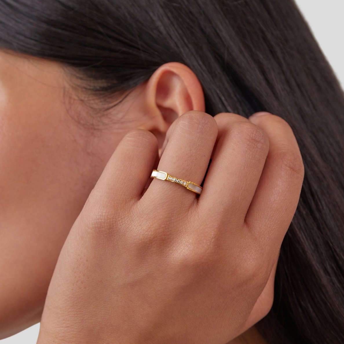 Lara – Un anello d’oro sottile con una lucentezza delicata.
