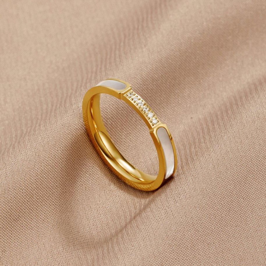 Lara – Un anello d’oro sottile con una lucentezza delicata.