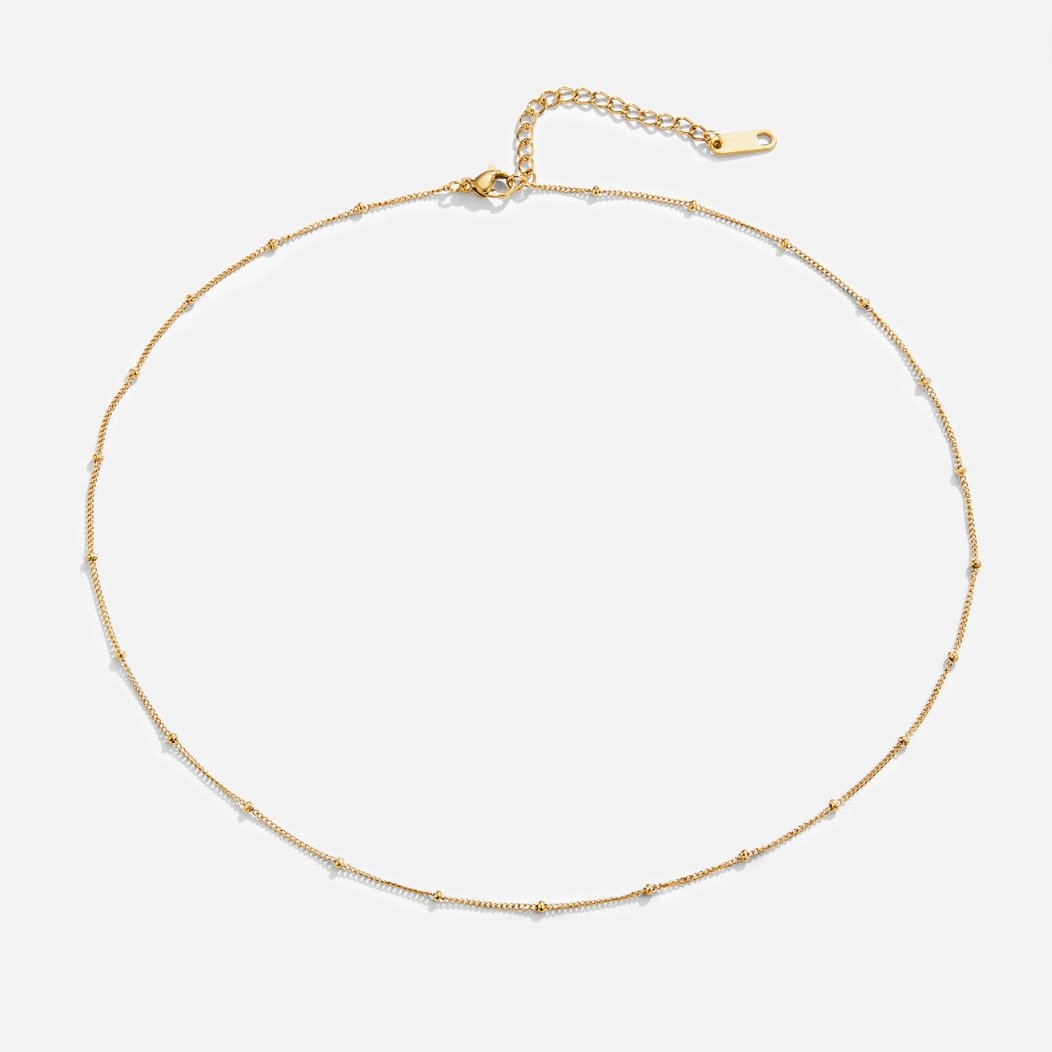 Jitka – Catena a maglie dorate dal design delicato.
