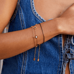 Carla – Delicato bracciale in oro con elementi rotondi a contrasto.