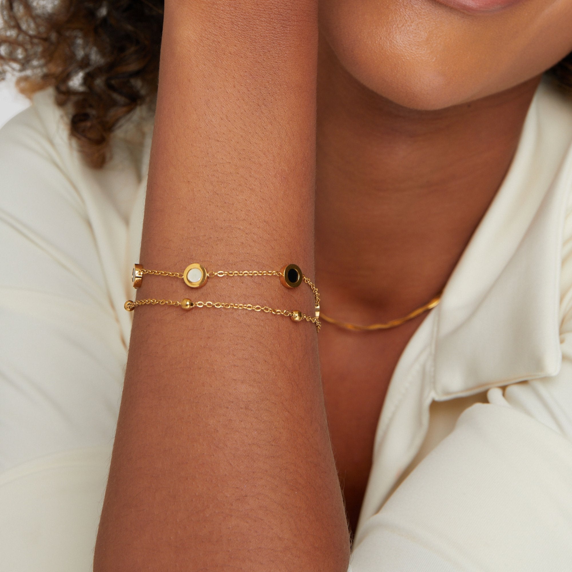 Carla – Delicato bracciale in oro con elementi rotondi a contrasto.