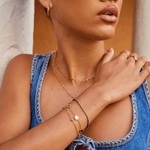 Carla – Delicato bracciale in oro con elementi rotondi a contrasto.