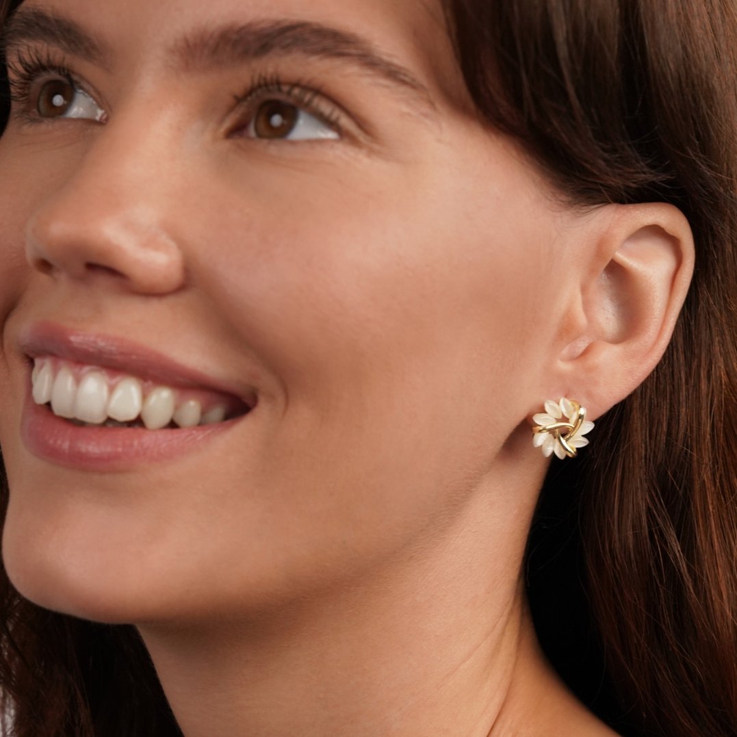 Emilie – Orecchini in oro con dettagli floreali.