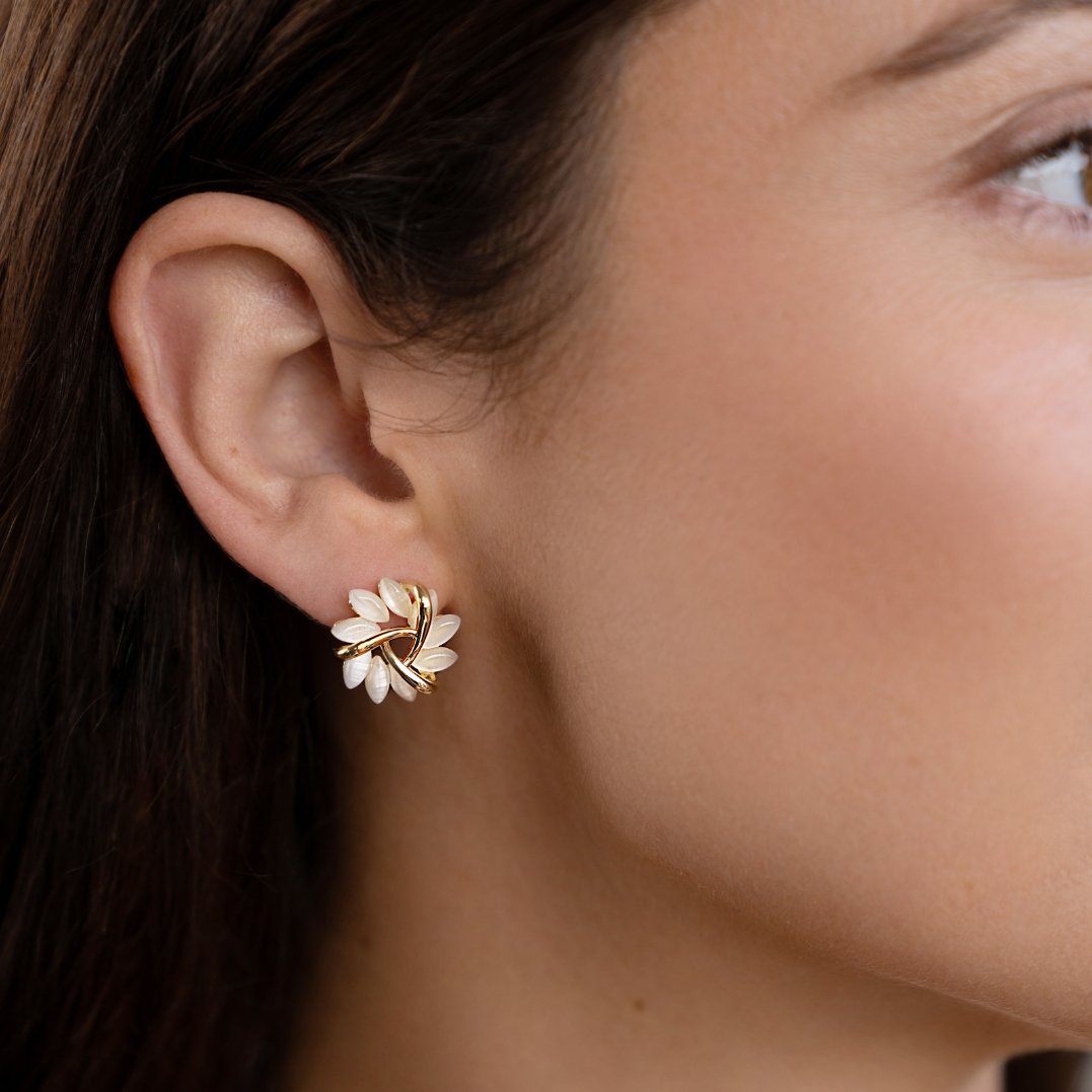 Emilie – Orecchini in oro con dettagli floreali.