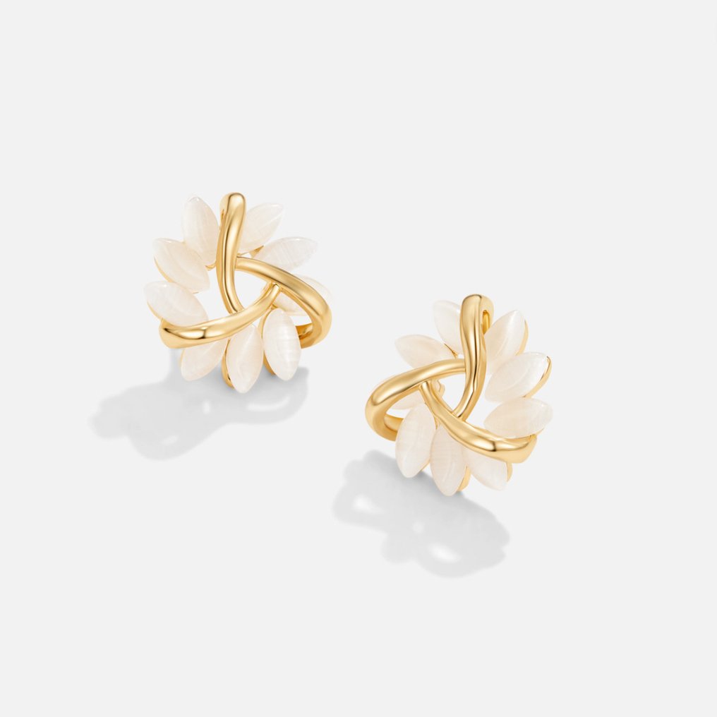 Emilie – Orecchini in oro con dettagli floreali.