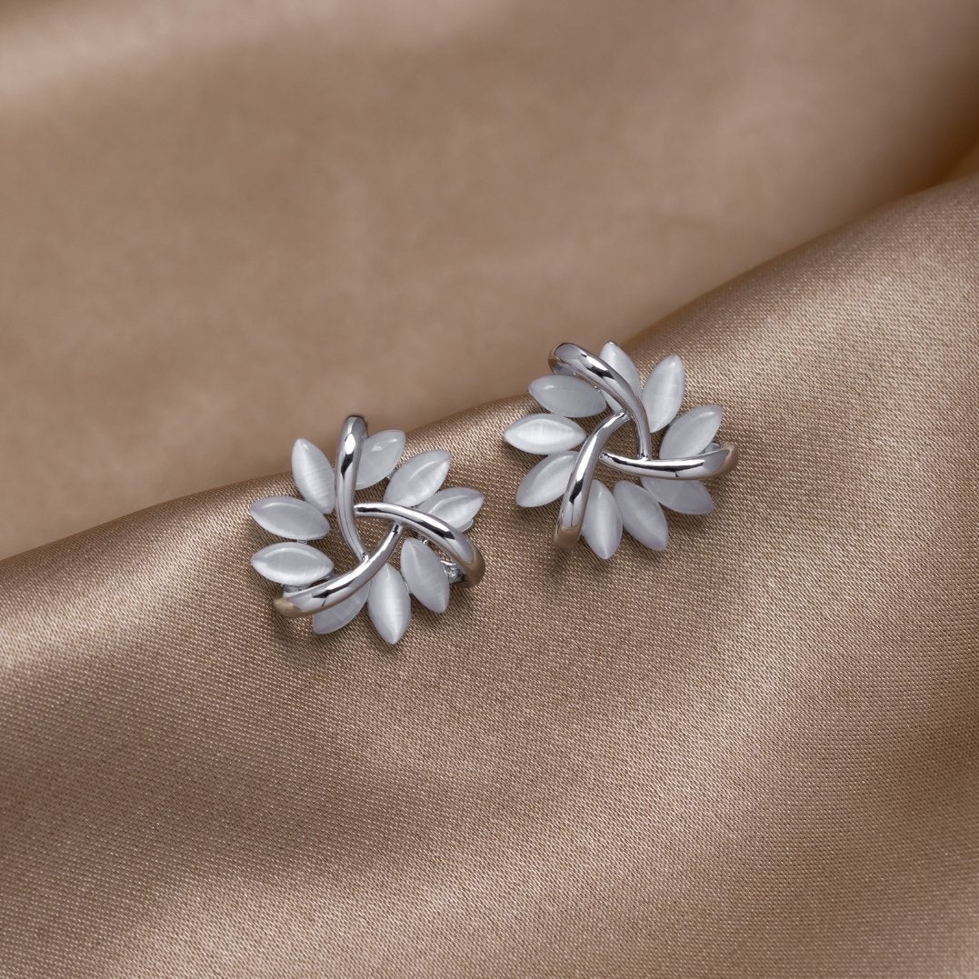 Flora – Orecchini in argento a forma di fiore.