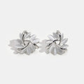 Flora – Orecchini in argento a forma di fiore.