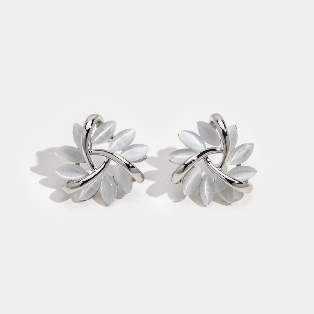 Flora – Orecchini in argento a forma di fiore.
