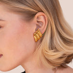 Leonora – Orecchini in oro con struttura a onda