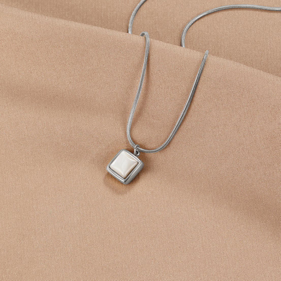 Silvie – Collana dorata con mini placchette
