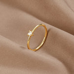 Leonie – Un semplice anello d’oro con una superficie liscia.